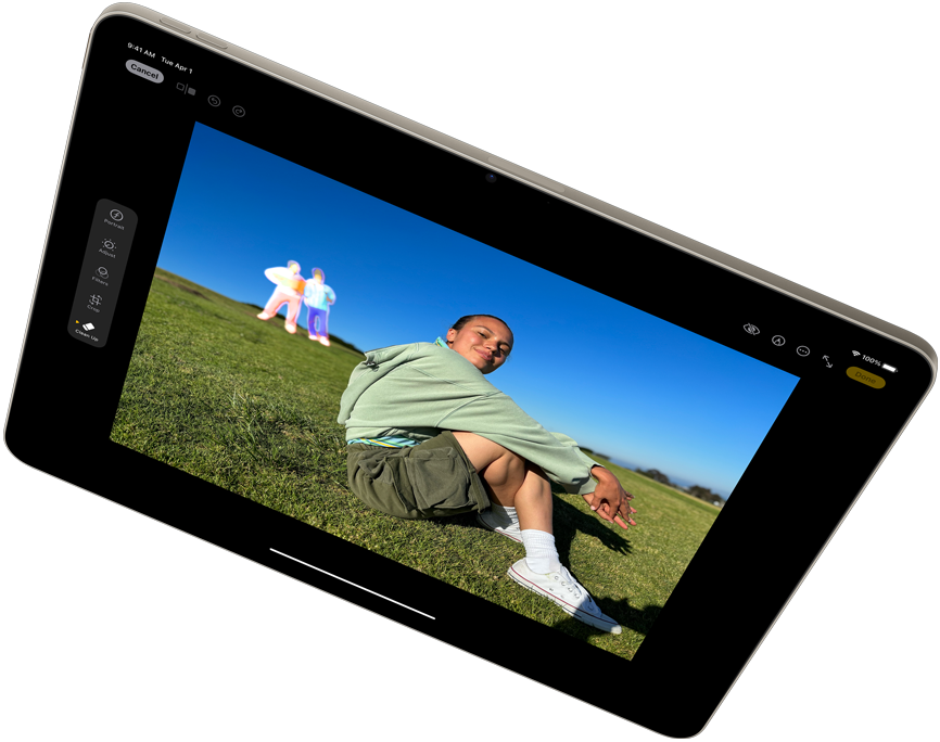 Orientasi lanskap iPad Air menampilkan Apple Intelligence dengan alat Bersihkan di aplikasi Foto