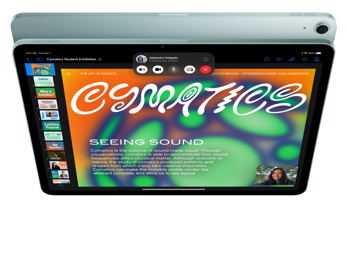 iPad Air, eksterior depan, pengguna sedang menggunakan FaceTime dan melihat Keynote di depan iPad Air lainnya, eksterior belakang