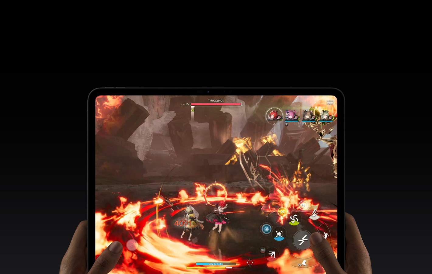 جهاز iPad&nbsp;Pro، الجزء الأمامي الخارجي، اليدان اليسرى واليمنى تحملان الجهاز بالوضع الأفقي، زوايا مدورة، إطار شاشة أسود، شاشة تعرض لعبة Arknights:&nbsp;Endfield قيد التشغيل‏
