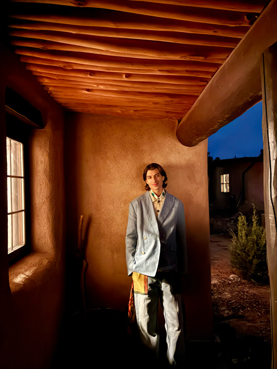 Inimese foto, mis on tehtud kaamera öörežiimiga.