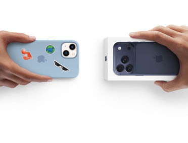 Zwei Hände tauschen ein in Zahlung gegebenes iPhone 13 mit Silikon Case und Aufklebern auf der Rückseite gegen ein neues iPhone 17 Pro im Karton.