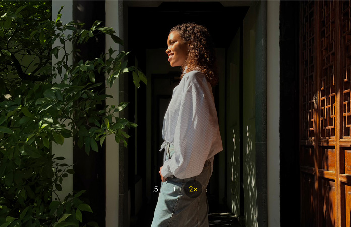 Et billede af en kvinde taget med kamerafunktionen to gange tele