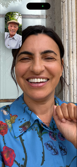 Forsiden på iPhone 17 viser centreringsfunktionen til videoopkald, hvor to venner taler sammen