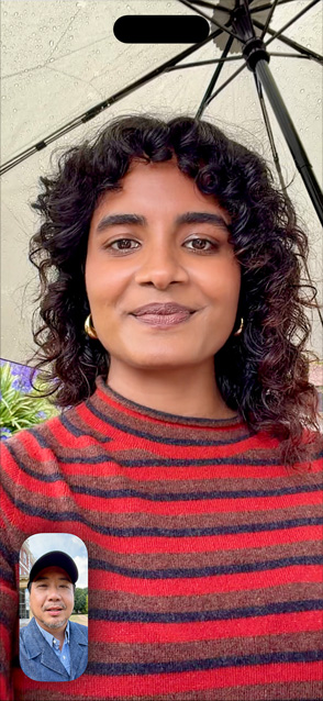 iPhone Air, face avant, fonctionnalité Cadre centré pour les appels vidéo en cours d’utilisation avec deux personnes lors d’un appel FaceTime