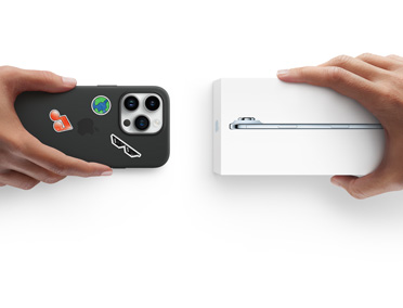 Côte à côte, une main tenant un iPhone 13 avec une coque en silicone décorée de stickers sur la face arrière effectue un échange avec une main tenant un coffret du nouvel iPhone 17
