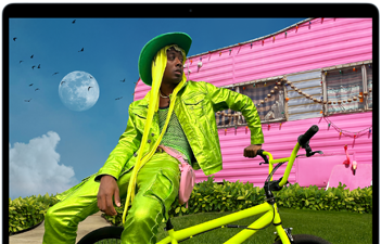 Un MacBook Air affichant la photo d’une personne portant des vêtements de couleur vive, pour montrer la gamme de couleurs et la résolution de l’écran Liquid Retina