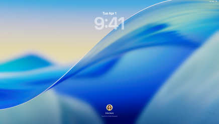 Drei Mac Modelle von vorne, links das 16" MacBook Pro in Silber mit der Telefon App auf dem Bildschirm, die aktuelle Kontakte zeigt, in der Mitte der 24" iMac in Blau, auf dem Bildschirm das macOS Tahoe Hintergrundbild und rechts das 13" MacBook Air in Mitternacht, der Bildschirm zeigt eine Spotlight Suche über dem Desktop mit Liquid Glass Versionen des Dock und verschiedenen Widgets wie Kalender, Uhr und Wetter