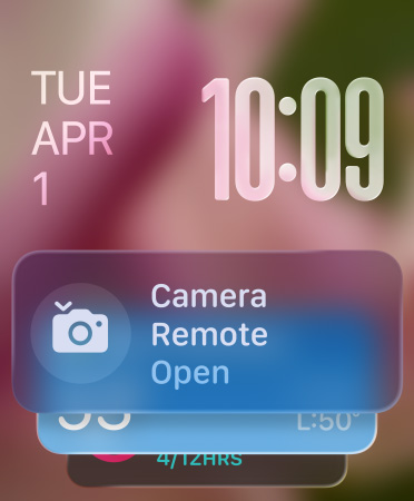 Widget do comando da câmara aparece na parte inferior do ecrã, números das horas transparentes no canto superior direito e data no canto superior esquerdo