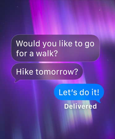 Imagem de conversa de grupo na app Mensagens com a aurora boreal como fundo