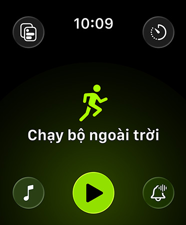 Ứng dụng Bài Tập với bố cục mới, các nút màu xanh lá ở mỗi góc giúp truy cập các cảnh báo, nhạc, những trải nghiệm, bài tập tùy chỉnh và số liệu nằm trên nền đen. Ở giữa, biểu tượng người chạy bộ màu xanh lá cây, với Chạy Bộ Ngoài Trời bằng chữ màu trắng bên dưới và nút Phát màu xanh lá cây bên dưới